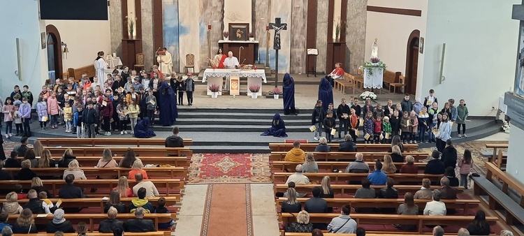 Dzień Papieski w różnych miejscowościach diecezji świdnickiej