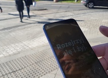 Katowice. "Rozejrzyj się i żyj". Aplikacja na smartfony zadziała w rejonach przejść dla pieszych