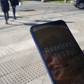 Katowice. "Rozejrzyj się i żyj". Aplikacja na smartfony zadziała w rejonach przejść dla pieszych
