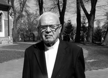 Ks. Grzegorz Pawłowski żył 90 lat. 