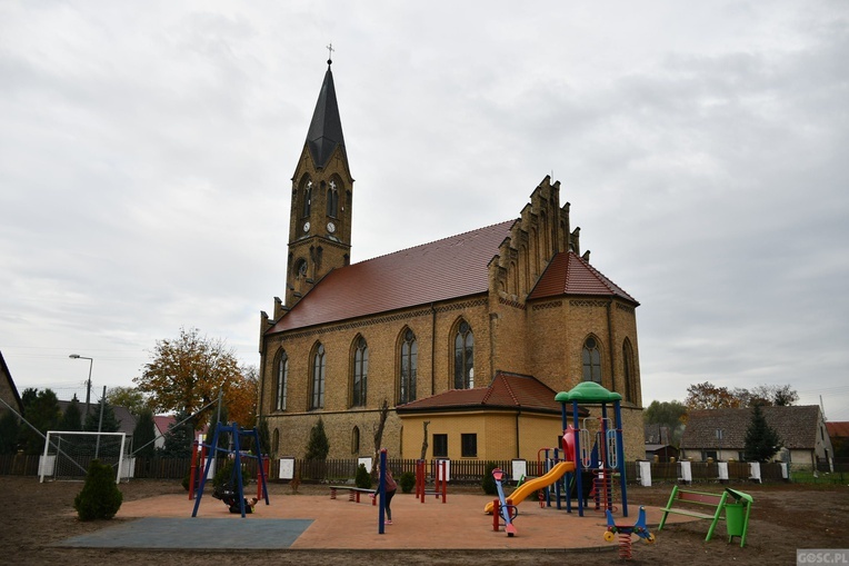 Trzebicz. Szkolne święto ze św. JPII