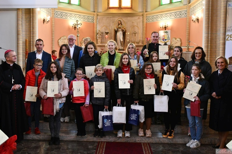 Trzebicz. Szkolne święto ze św. JPII