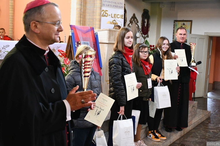 Trzebicz. Szkolne święto ze św. JPII