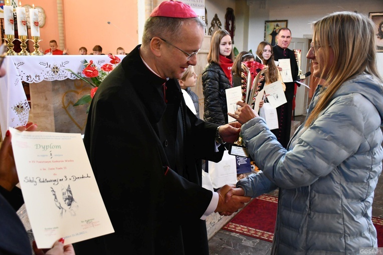 Trzebicz. Szkolne święto ze św. JPII