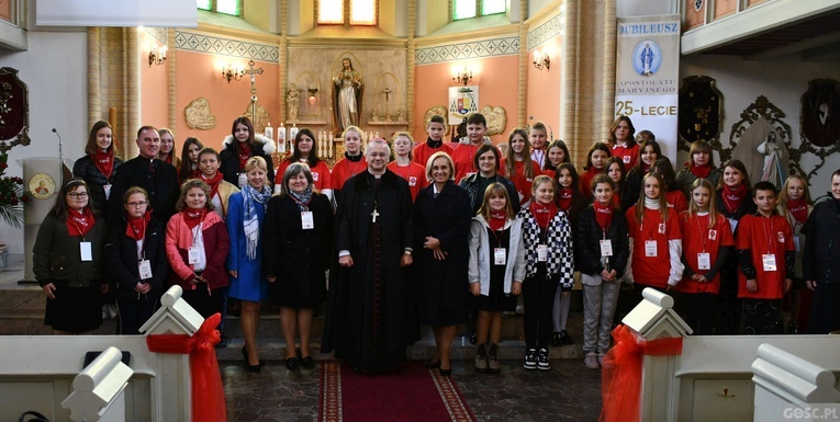 Trzebicz. Szkolne święto ze św. JPII