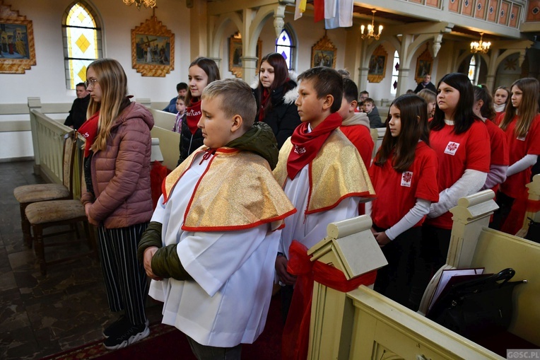 Trzebicz. Szkolne święto ze św. JPII