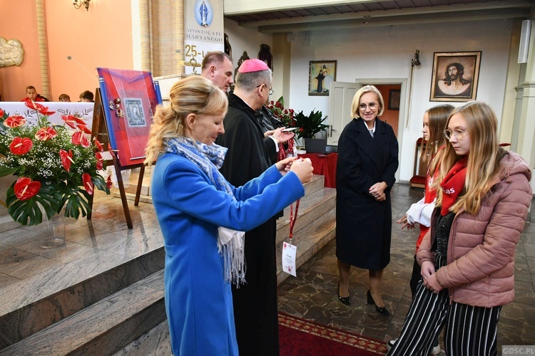 Trzebicz. Szkolne święto ze św. JPII