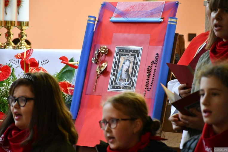 Trzebicz. Szkolne święto ze św. JPII