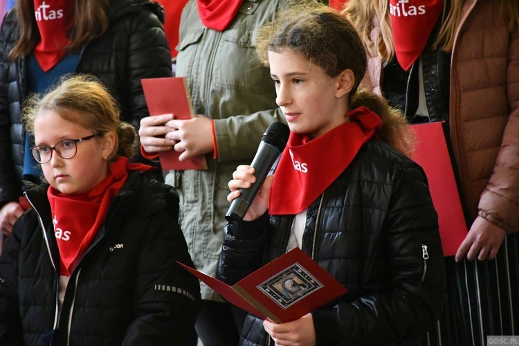 Trzebicz. Szkolne święto ze św. JPII