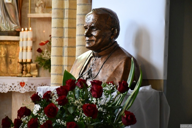 Trzebicz. Szkolne święto ze św. JPII