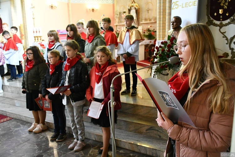 Trzebicz. Szkolne święto ze św. JPII