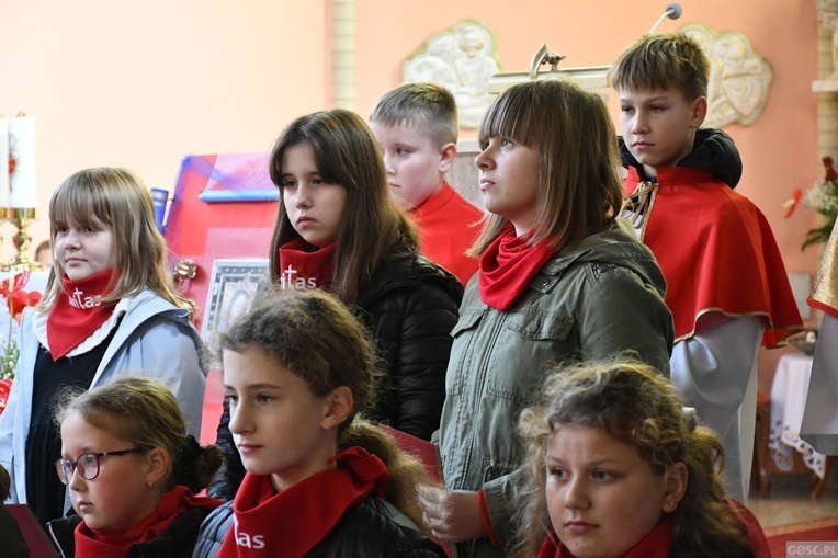Trzebicz. Szkolne święto ze św. JPII
