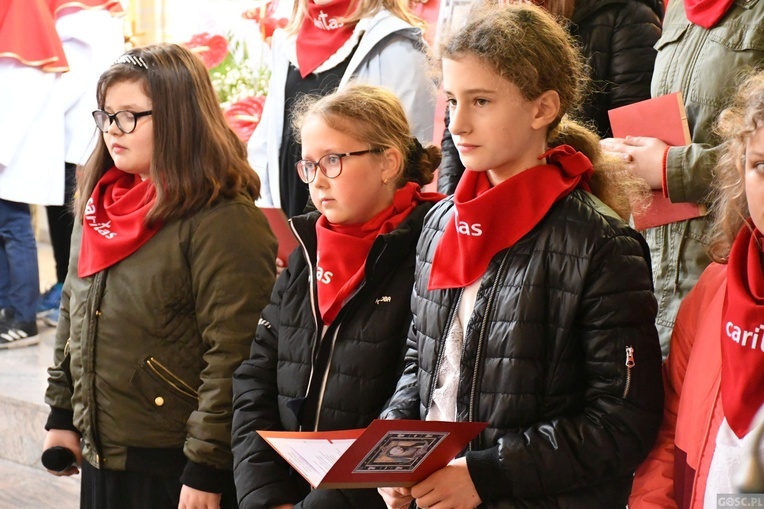Trzebicz. Szkolne święto ze św. JPII