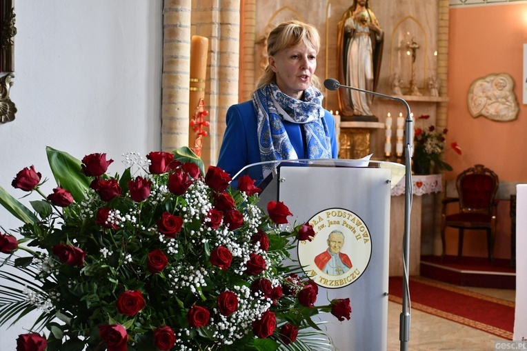 Trzebicz. Szkolne święto ze św. JPII