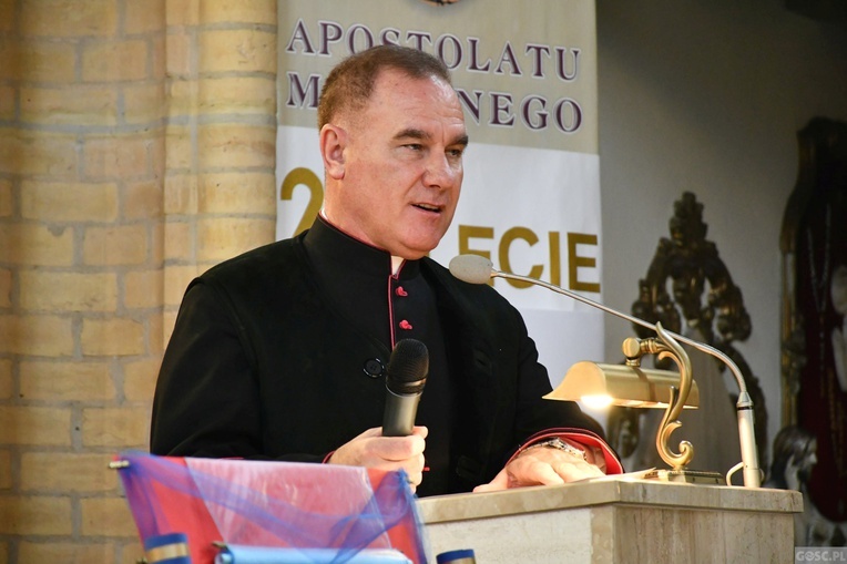 Trzebicz. Szkolne święto ze św. JPII