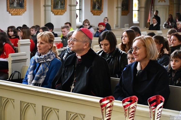 Trzebicz. Szkolne święto ze św. JPII