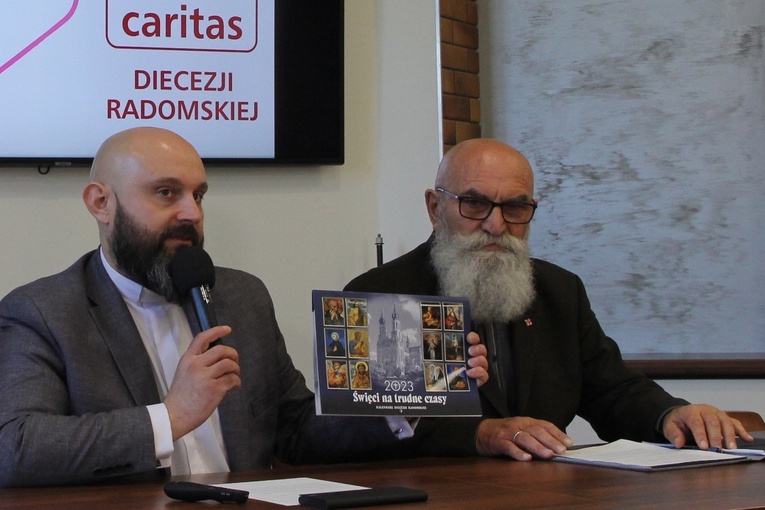 O kalendarzu mówili ks. Damian Drabikowski i Wojciech Dąbrowski.