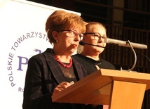 Lucyna Wiśniewska (z lewej) i prowadząca konferencję Małgorzata Gregorczyk.