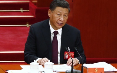 Przywódca Chin Xi Jinping zerwał z niepisanym limitem wieku i pozostał w kluczowym organie partii