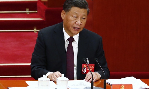 Przywódca Chin Xi Jinping zerwał z niepisanym limitem wieku i pozostał w kluczowym organie partii