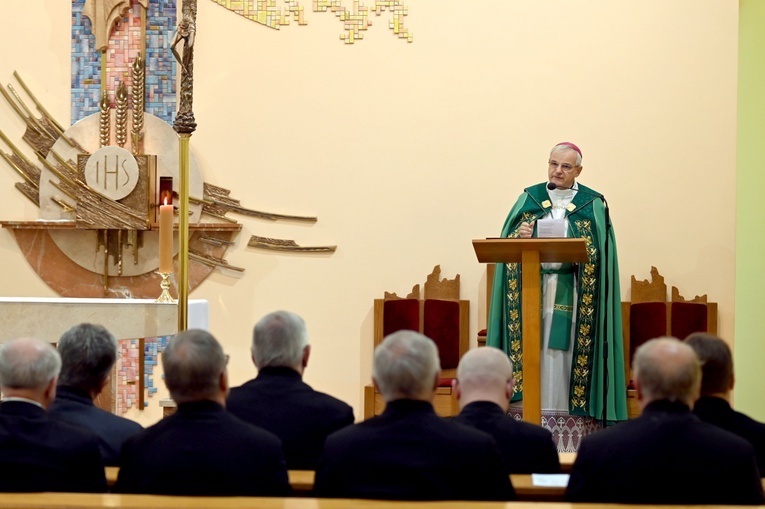 Biskup w czasie modlitwy Liturgią Godzin.