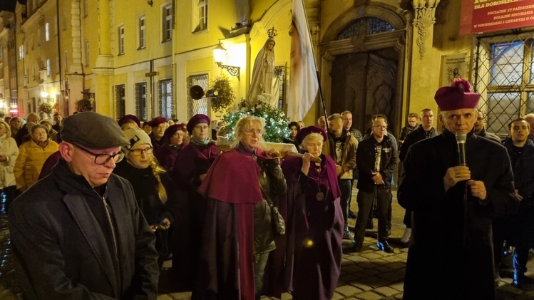 Procesja różańcowa na ulicach Świdnicy