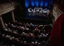 Na scenie teatru pojawiają się znani aktorzy, muzycy, literaci. 