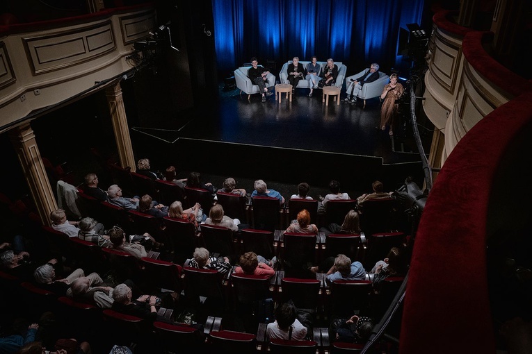 Na scenie teatru pojawiają się znani aktorzy, muzycy, literaci. 