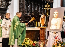 Ks. Marek Czajkowski poświęcił różańce i krzyże misyjne, które zostały rozdane wiernym.