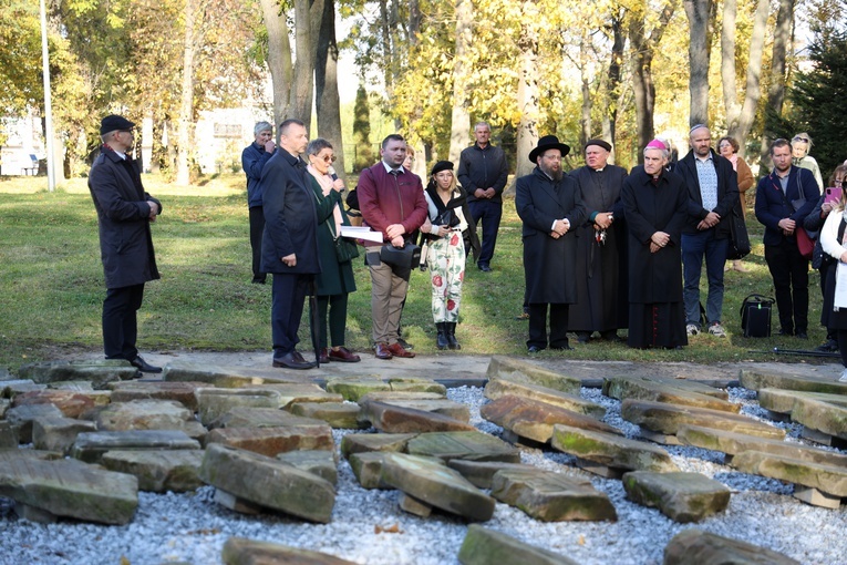 Wspólna modlitwa przy nowym symbolicznym lapidarium.