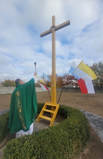 Poświęcenie odnowionego krzyża, który jest też pamiątką misji.