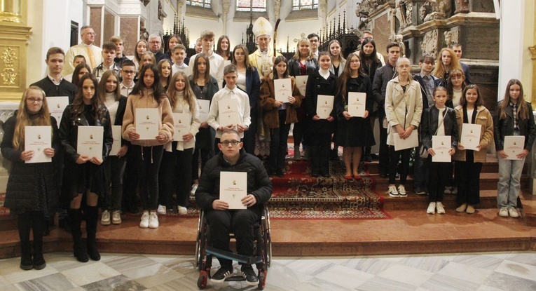 Tarnów. Stypendyści Fundacji im. Arcybiskupa Jerzego Ablewicza