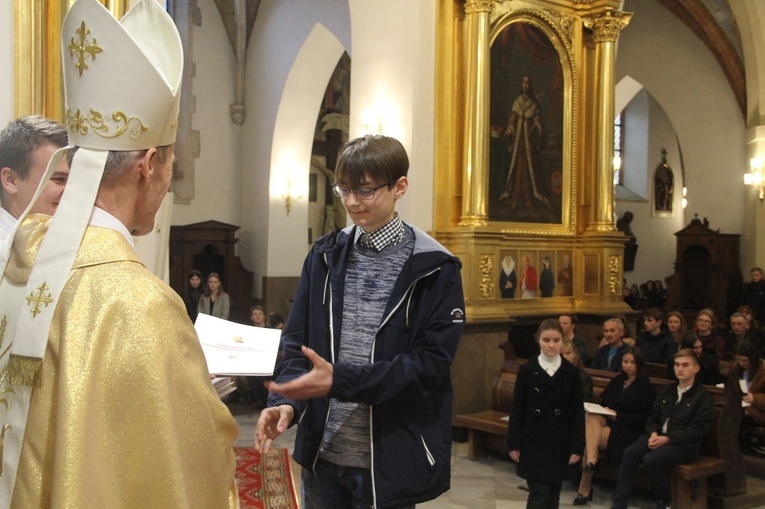 Tarnów. Stypendyści Fundacji im. Arcybiskupa Jerzego Ablewicza