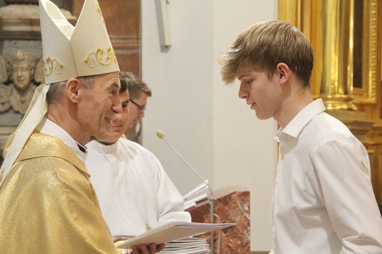 Tarnów. Stypendyści Fundacji im. Arcybiskupa Jerzego Ablewicza