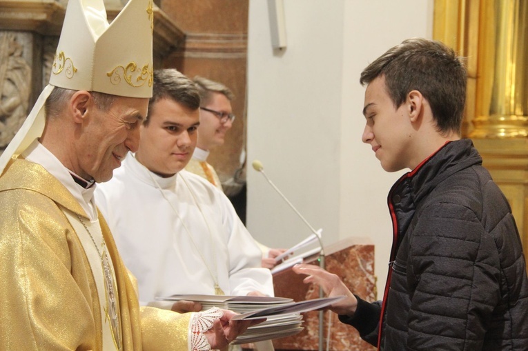 Tarnów. Stypendyści Fundacji im. Arcybiskupa Jerzego Ablewicza