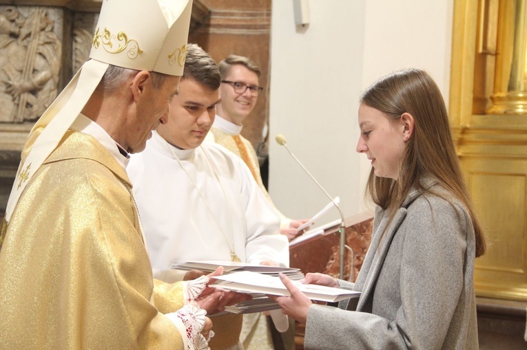 Tarnów. Stypendyści Fundacji im. Arcybiskupa Jerzego Ablewicza