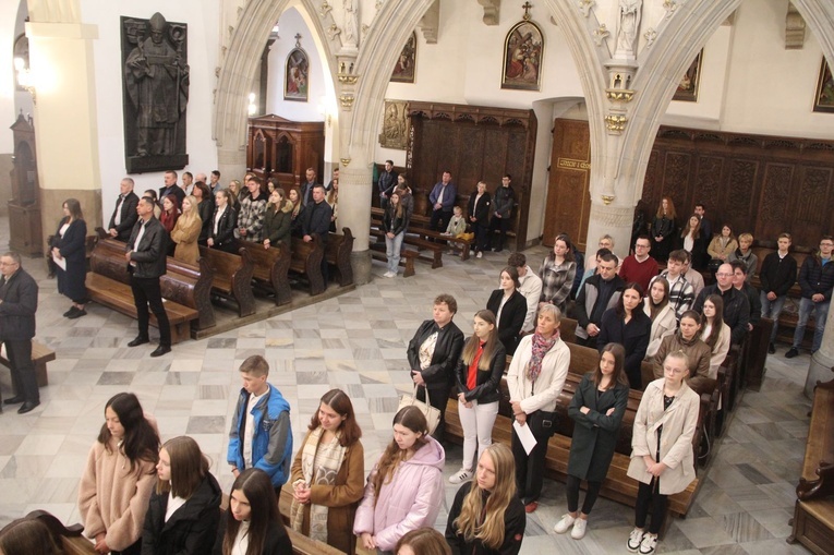 Tarnów. Stypendyści Fundacji im. Arcybiskupa Jerzego Ablewicza