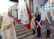 Sztandar szkoły z wizerunkiem patrona, św. Jana Pawła II, poświęcił bp Marek Solarczyk.
