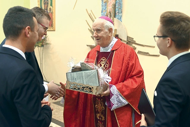 ▲	Życzenia solenizantowi złożyli także klerycy roku propedeutycznego, którzy formują się w Świdnicy.