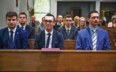 	Klerycy, którzy wchodzą na drogę formacji seminaryjnej.