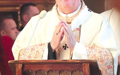 Mszy św. na rozpoczęcie  przewodniczył metropolita warmiński. 