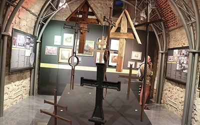 	Łukasz Sarnat, twórca aranżacji plastycznej wystawy, wykorzystał m.in. relikty w postaci krzyży nagrobnych, ocalonych niegdyś od zniszczenia.