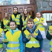 ▲	Uczniowie szkoły w Rdziostowie przed kościołem w Marcinkowicach.