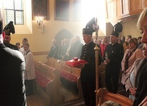 Relikwie uroczyście wnieśli górnicy.