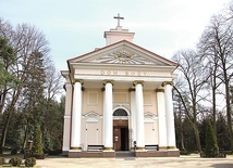 ▲	Kościół w Wiązownie wybudowano w latach 1794–1797 dzięki finansowemu wsparciu księżnej Marii z Lubomirskich Radziwiłłowej.