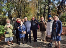 	Uczestnicy konferencji z Joanną Modrzejewską (trzecia od lewej) w parku na terenie muzeum.