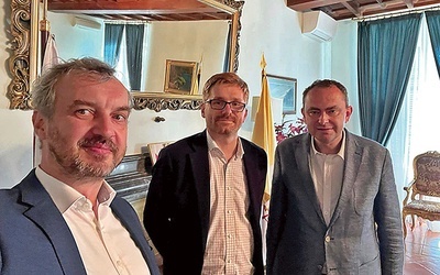 ▲	Ostatnia wizyta w Rzymie wrocławskich badaczy z Ośrodka „Pamięć i Przyszłość” przyniosła owocne rozmowy z polskimi dyplomatami.