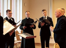 ▲	W czasie akademii seminaryjny chór wykonał „Bogurodzicę” i „Gaudeamus igitur”.