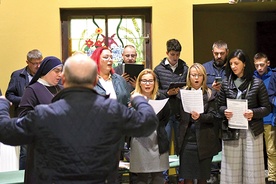 ▲	Liturgię współtworzył chór pod dyrekcją  ks. Bogusława Grzebienia.