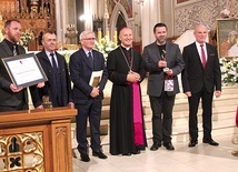 Przedstawiciele Fundacji im. Brata Alberta z bp. Solarczykiem oraz ze Zbigniewem Miazgą (z prawej) i bratem bp. Jana (drugi od lewej).